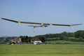 スイス・パイエルヌ（Payerne）の空港から離陸した太陽光エネルギーで飛ぶスイスの飛行機「ソーラー・インパルス（Solar Impulse）」（2011年5月13日撮影）。(c)AFP/FABRICE COFFRINI