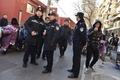 中国・北京で、男の襲撃があった西城区の小学校に集まった警察官ら（2019年1月8日撮影）。(c)Greg Baker / AFP