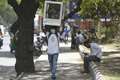インド・ニューデリーで冷房器具を運ぶ男性（2020年5月27日撮影）。(c)Money SHARMA / AFP