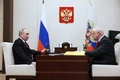 ロシアのウラジーミル・プーチン大統領（左）と会談する左派系政党「公正ロシア・正義のために」のセルゲイ・ミロノフ党首（2023年2月14日撮影）。(c)Mikhail Metzel / SPUTNIK / AFP