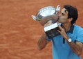 全仏オープンテニス、男子シングルス決勝。トロフィーにキスするロジャー・フェデラー（2009年6月7日撮影）。(c)Lionel BONAVENTURE / AFP