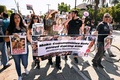米カリフォルニア州ロサンゼルスのアンジェリーノハイツ地区で、違法な公道レースと映画「ワイルド・スピード」シリーズ最新作の撮影に抗議する地元住民（2022年8月26日撮影）。(c)Patrick T. FALLON / AFP