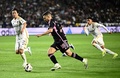 24MLS、ロサンゼルス・ギャラクシー対インテル・マイアミ。ロサンゼルス・ギャラクシーの山根視来（左）とボールを競るインテル・マイアミのジョルディ・アルバ（中央、2024年2月25日撮影）。(c)Patrick T. Fallon / AFP