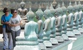 スリランカ・コロンボ（Colombo）の仏教寺院に並ぶ仏像（2014年4月22日撮影）。(c)AFP/LAKRUWAN WANNIARACHCHI