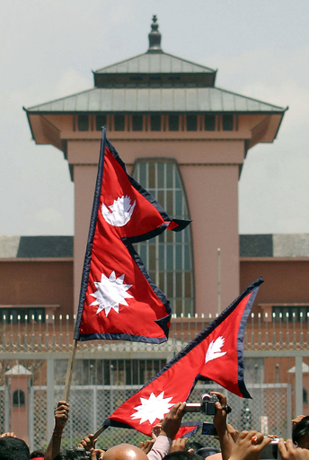 ネパール王宮で、王室旗に代わり国旗を掲揚