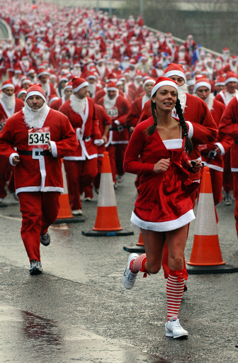 数千人のサンタ、リバプールの街中を疾走
