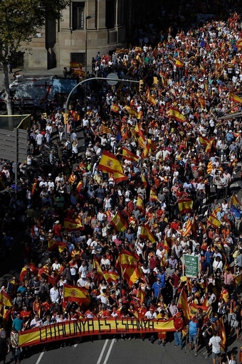 スペイン・カタルーニャで大規模な独立反対デモ、35万人集結