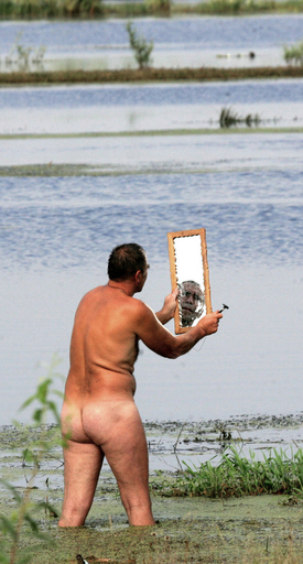 ベラルーシの川辺でひげそり