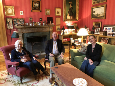 ベルギー前国王、「隠し子」デルフィーヌ王女と初対面