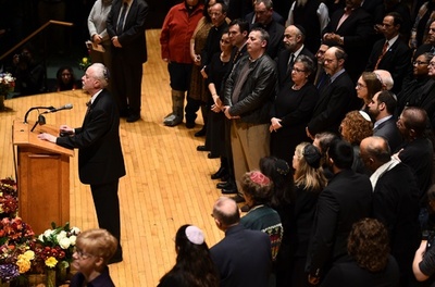 米ユダヤ教礼拝所銃乱射、犠牲者の通夜に大勢の弔問客参列