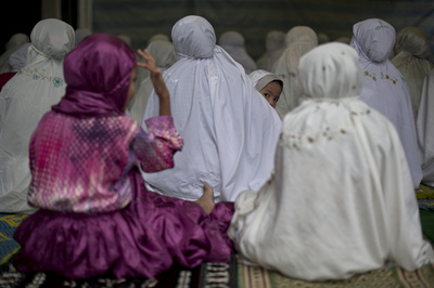 Kポップ歌手と抱擁の少女らに逮捕の恐れ、マレーシア