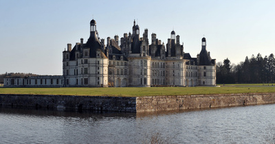 マクロン仏大統領、古城で誕生日を祝う 一部から批判も