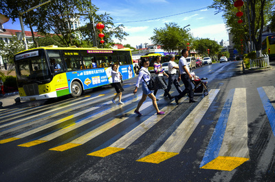 「3D交差点」で視覚効果 新彊ウルムチの横断歩道