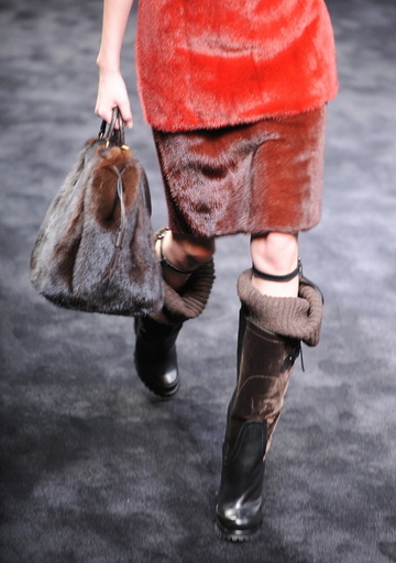 プラダも毛皮の使用廃止、2020年春夏コレクションより