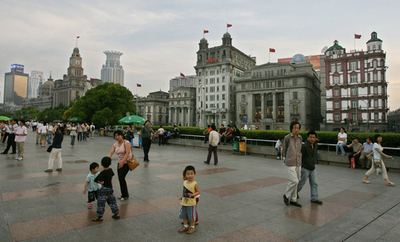 上海の繁華街・外灘地区で男性が焼身自殺 新華社通信