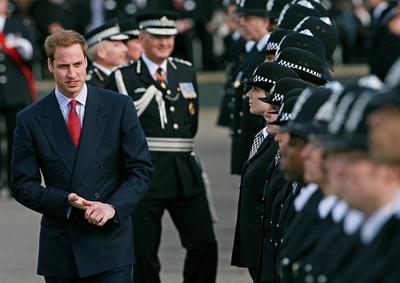 英ウィリアム王子、子ども時代の夢は警察官 「ハリポタ傷」の秘密も語る