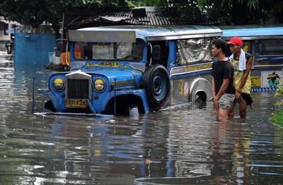 豪雨で冠水するマニラ市内、フィリピン