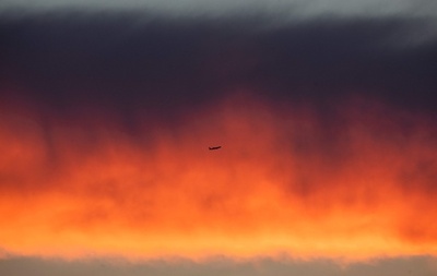  自然のいたずら？ 夕日が描く「ドイツ国旗」