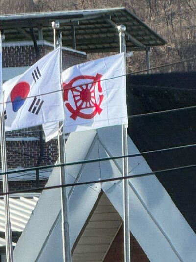韓国国旗の横に「旭日旗風」デザイン…郊外で掲揚された「腹立たしい」旗の正体