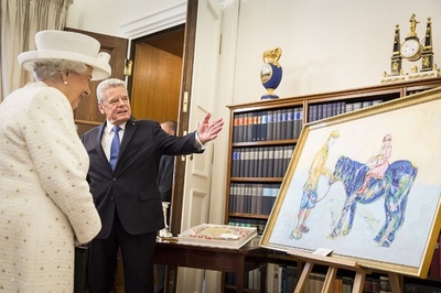 エリザベス女王、ドイツが贈った絵に対するコメントが話題に