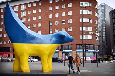 太郎千恵藏氏の作品、ウクライナ国旗色に ユーロビジョン控える英国