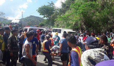  フィリピンでバスが渓谷に転落、31人死亡 定員超過か