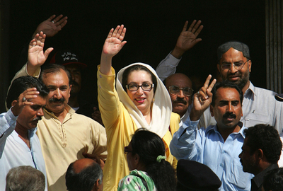 パキスタンのブット元首相、爆発事件の負傷者を見舞う