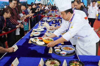 第1回世界ビーフン大会に内外の美食が集結