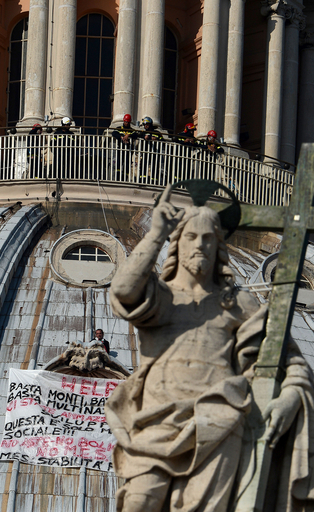 「緊縮策はうんざり！」バチカン大聖堂の屋根で決死の抗議