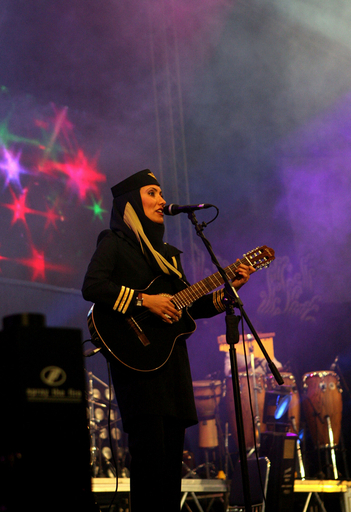 イランで初の男女混合バンド、Arian Bandがパフォーマンスを披露