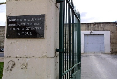 刑務所の面会室で4歳男児に性的暴行の男女に禁錮20年、フランス