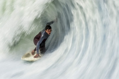ダイナミックで迫力満点、人工の波に乗るフローライダー チリ