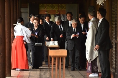 安倍首相、靖国神社に玉串料奉納 議員ら集団参拝