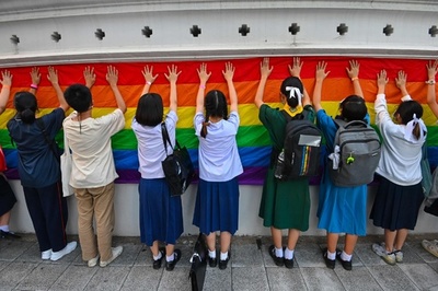 タイの若者、LGBTQの社会運動を支持 教育省前でデモ