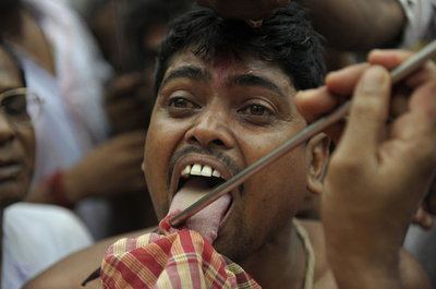 痛みを通して魂の浄化を、ヒンズー教の祭り インド