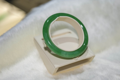 ヒスイの腕輪が割れ、試着した観光客が気絶