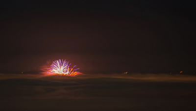 雲海の「水面」に花開く新年の花火 スロベニア