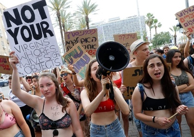 女性への性暴力を服装のせいにしないで、イスラエルで「スラットウオーク」