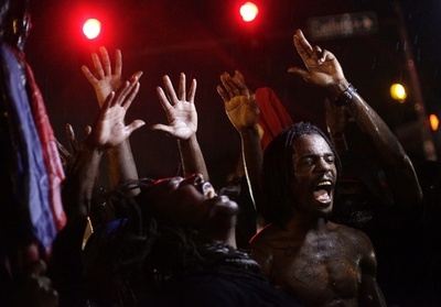 黒人少年射殺の米都市で再び衝突 1人撃たれ重体、7人逮捕