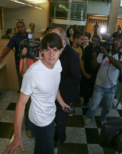 カカ 手術を受けるブラジルの病院に到着