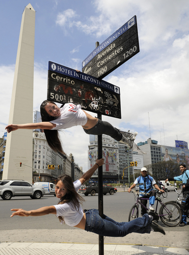 街角でポールダンス、アルゼンチン
