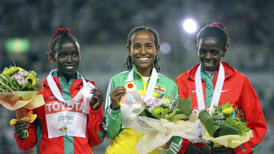 女子5000メートルのメダル授与式が行われる