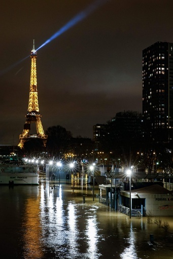 仏パリ・セーヌ川の水位、通常より4m上昇 観光に引き続き影響