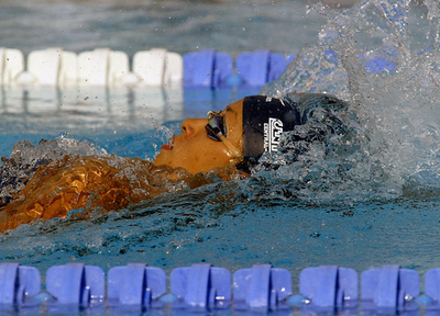 伊藤 女子200メートル背泳ぎで優勝