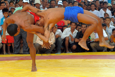 クメール相撲に水牛レース、カンボジアのお盆「プチュン・バン」
