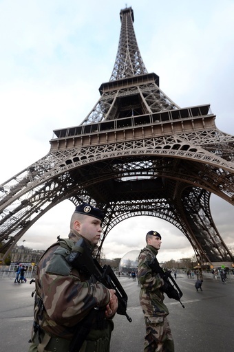 仏エッフェル塔で逮捕の刃物男、「兵士殺したかった」と供述