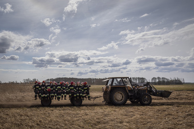【今日の1枚】火との闘い終え、移動はトレーラーで