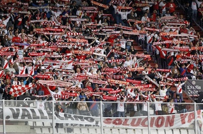 元所属選手に「ナチス野郎」の大合唱、スペイン2部の試合が中止に