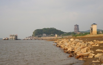 中国最大の淡水湖が渇水時の水位を下回る