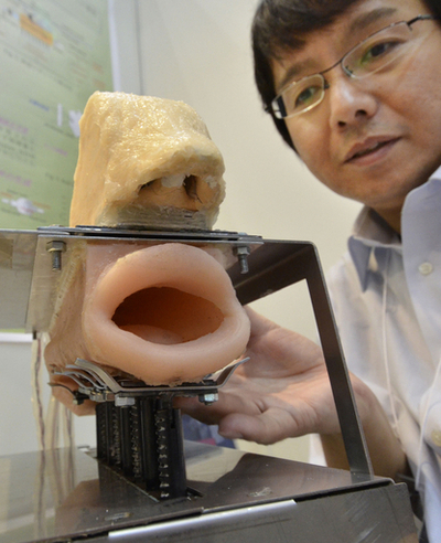 人間のように歌ったり話したり、「発話ロボット」 香川大